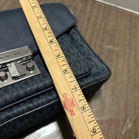 Nice Michael Kors crossbody. - Picture 13 of 15